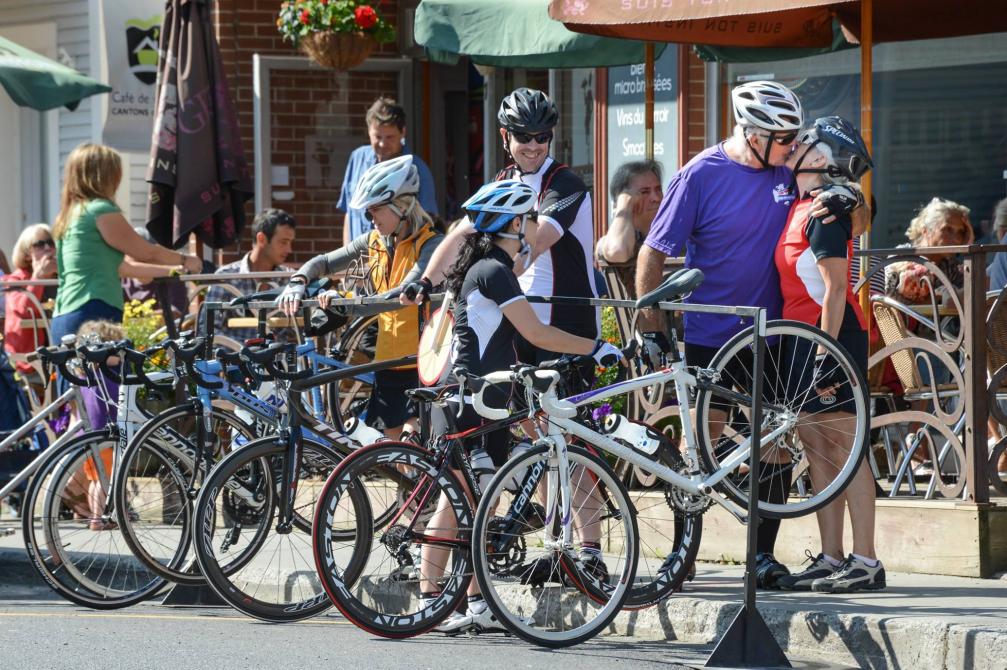 Coupe des Amériques: Cyclistes au Café de village, Le Cafetier de Sutton
©Michel St-Jean
