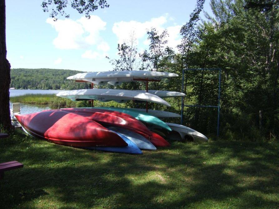 Location bateau: Le Camping Leroux vous offre en location une série d'embarcations nautiques diversifiées*: pédalos, canots, kayak,chaloupes .