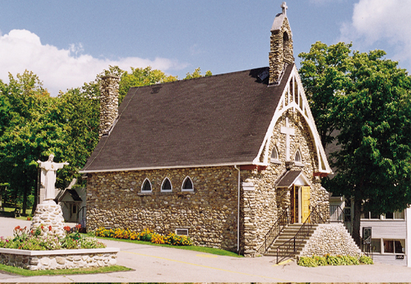 Sanctuaire de Beauvoir: Voici la chapelle de pierre  construite en 1920 à l'aide de pierres qu'ont amenées les cultivateurs du voisinage.