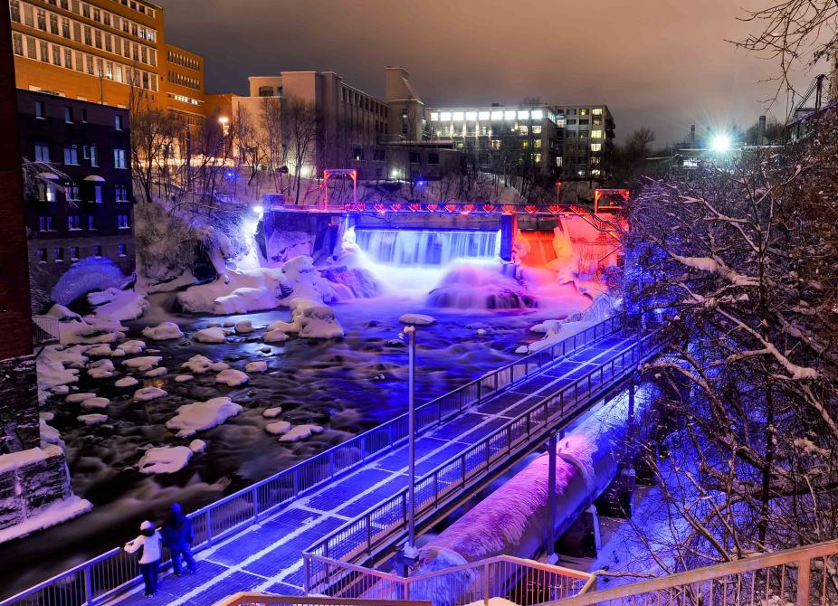 Sentier illuminé en hiver, Gorge de la Rivière Magog: