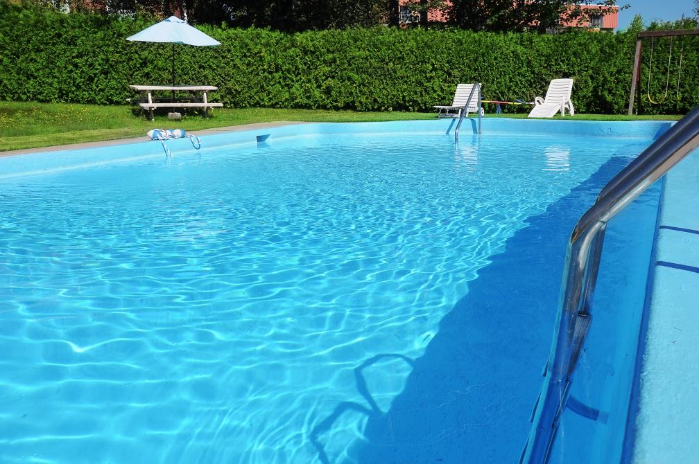 Hôtellerie Jardins de Ville: Venez vous rafraîchir dans notre piscine extérieure durant l'été!
