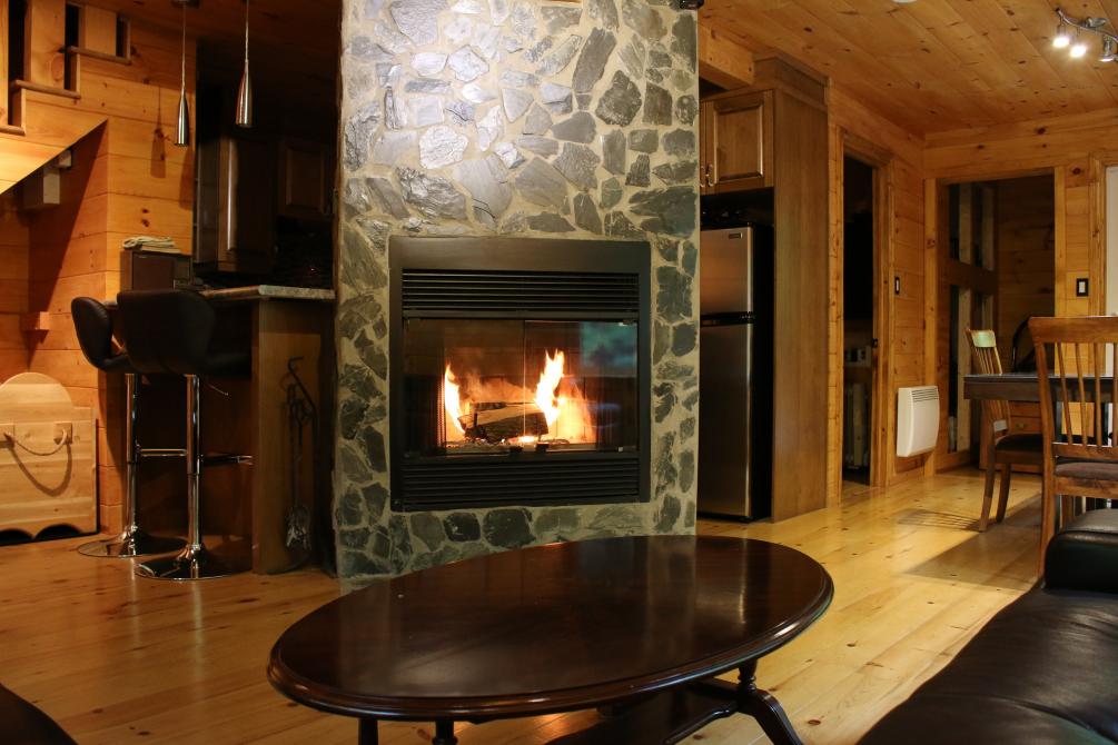 Foyer au bois: un beau foyer au bois pour agrementer les soirées romantiques.