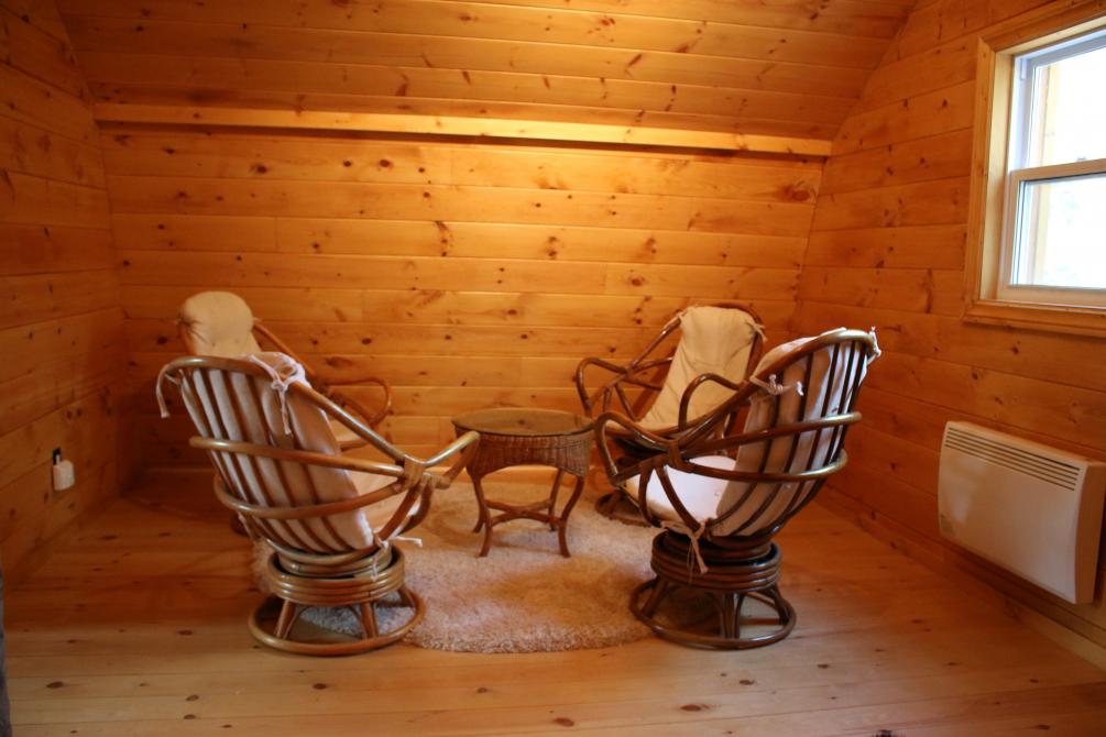salon étage: un espace de repos et jasette à l'étage avec des chaises en rotin.