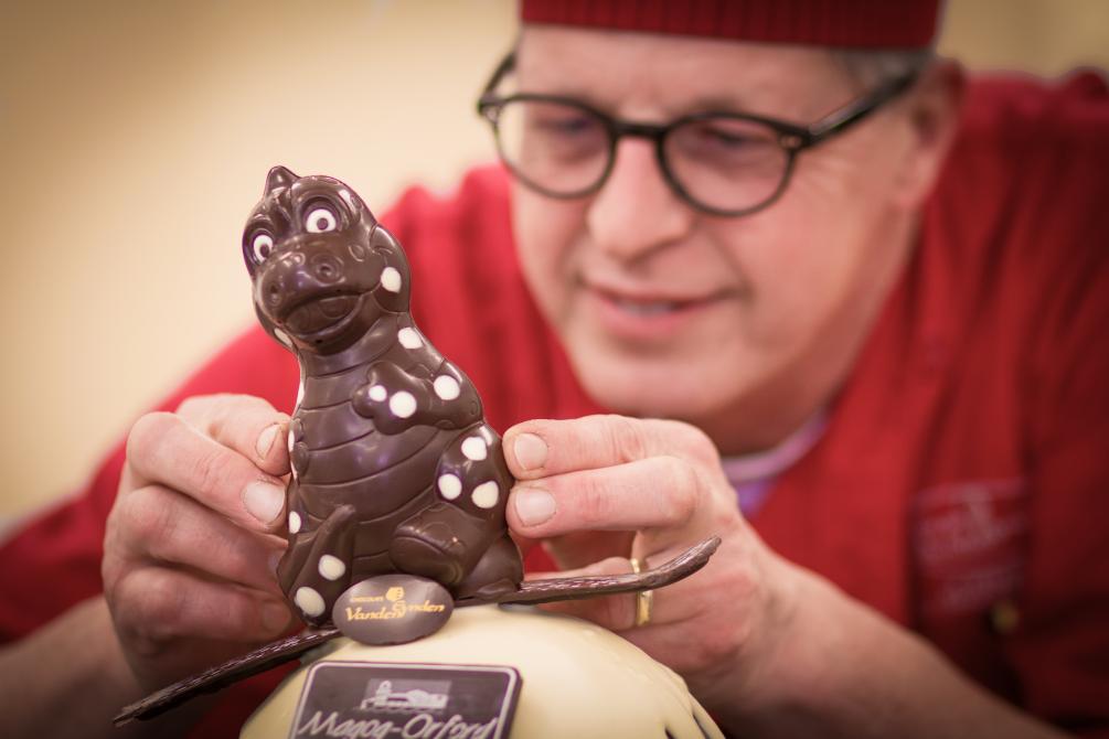 L'artisan en création: Le chocolatier met la touche finale à une pièce de chocolat. Notre Monstre Memphré !