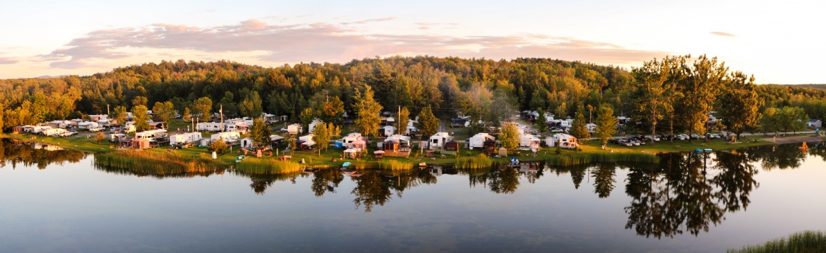 Le camping et son lac: