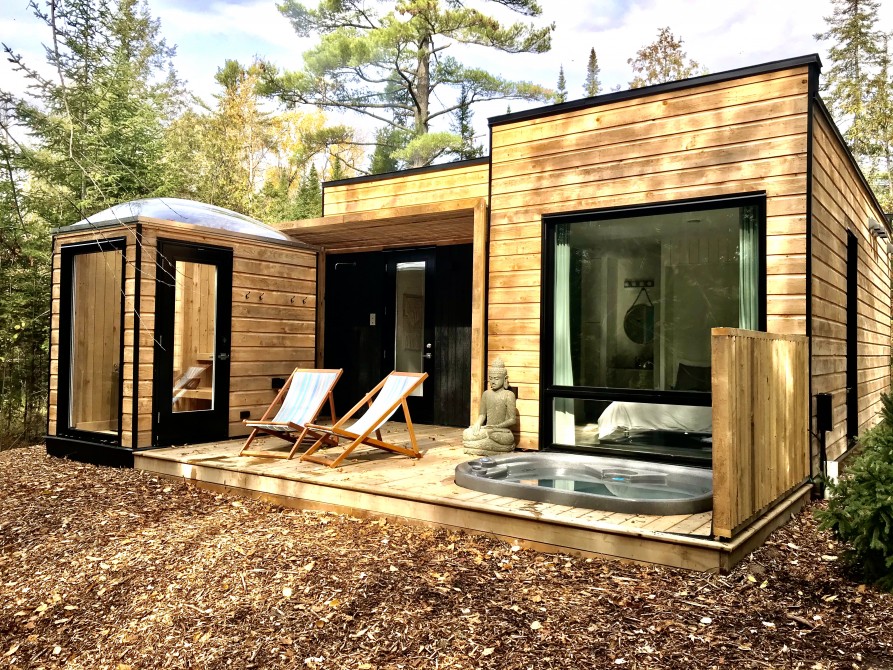 Terrasse: Terrasse dotés d'un spa, d'un sauna finlandais avec plafond vitré et d'une chute d'eau froide.