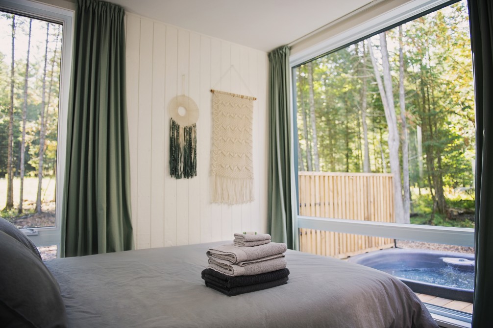 Chambre fermée: Chambre avec lit escamotable pour créer un espace propice à une séance de yoga.