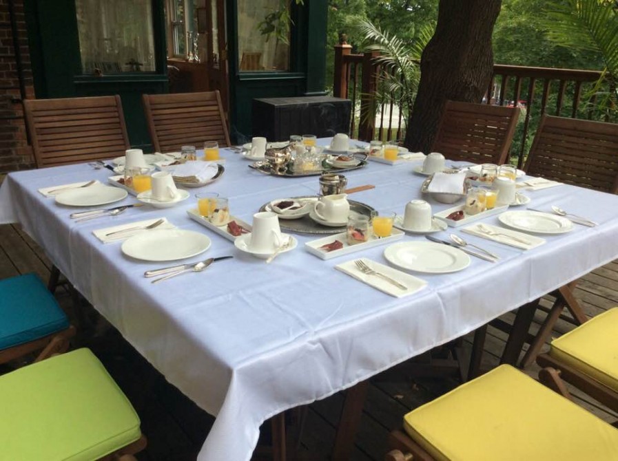 Ile de Garde B&B: Petit-déjeuner en été sur le patio