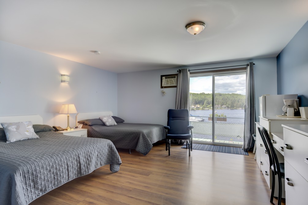 La Source Confort: Chambre avec deux lits double, vue sur le lac
