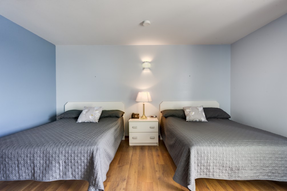 La Source Confort: Chambre avec deux lits double, vue sur le lac