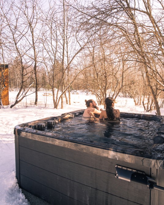 Accès semi-privé à un spa: Grâce à un horaire, profitez d'un accès privé dans un de nos 2 spas. Serez-vous partant pour sautez dans le petit étang ou dans la neige afin de vivre une expérience thermale?