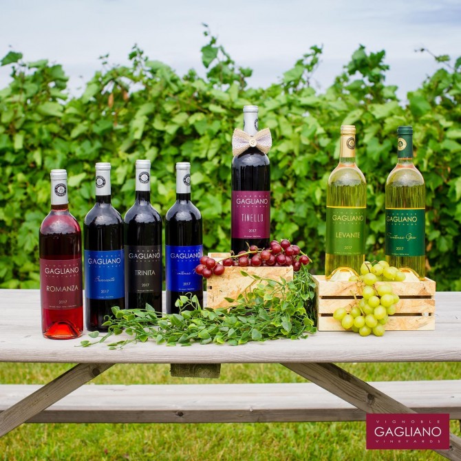 Nos produits: Fièrement fabriqué ici, notre gamme de produits comprend les vins suivants: rouge, blanc, rosé, mousseux, fortifié, vin de dessert et vin de glace. 