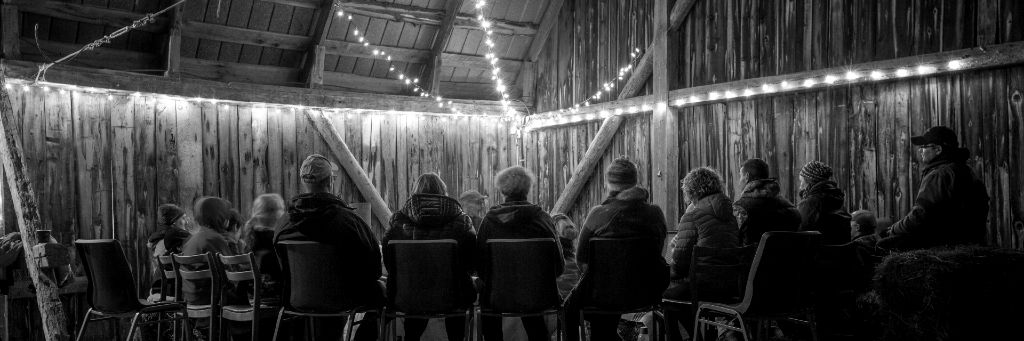 soirées de contes: Écouter des histoires sur le monde de la ferme, assis dans le foin, dans le haut de la grange.