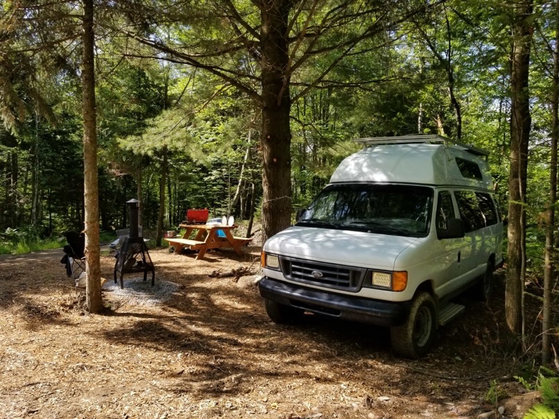 Site West A: Terrain de camping boisé, sans service, accessible en voiture, très intime