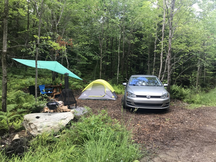 Site West A: Terrain de camping accessible en voiture, sans service,boisé et très intime
Accès à toutes les activités sur le site, randonnée, kayak, planche à pagaies, jacuzzis (10$)
