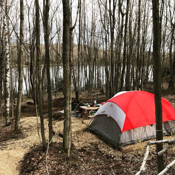 Site Tente 3: Site de camping sans service en forêt, près d'un lac sauvage, accessible à pieds seulement, transport de bagages disponible (10$), toilette à composte à côté, très intime et tranquille, accès au sentiers de randonnée, planche à pagaies, kayaks et jacuzziz (10$)
Ouvert à l'année