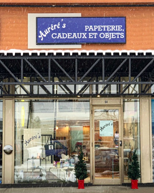 Façade de la boutique cadeaux Auréré's depuis la Rue King à Sherbrooke: Située dans le centre commercial Les Tourelles à Sherbrooke non loin du Carrefour de l'estrie et de l'autoroute.