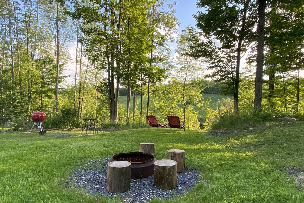 De généreux espaces extérieurs, bbq, table à picnic, aire de feu de camp: