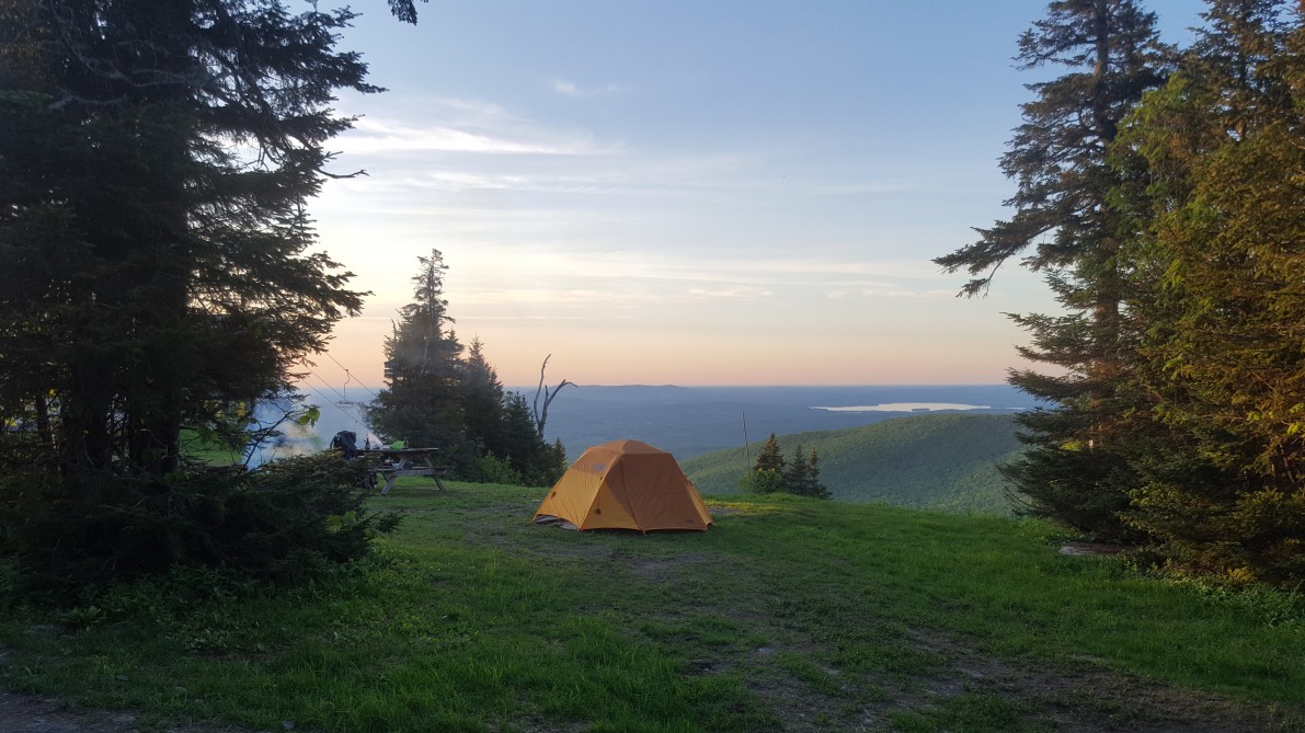 Camping rustique au sommet du Mont SUTTON: